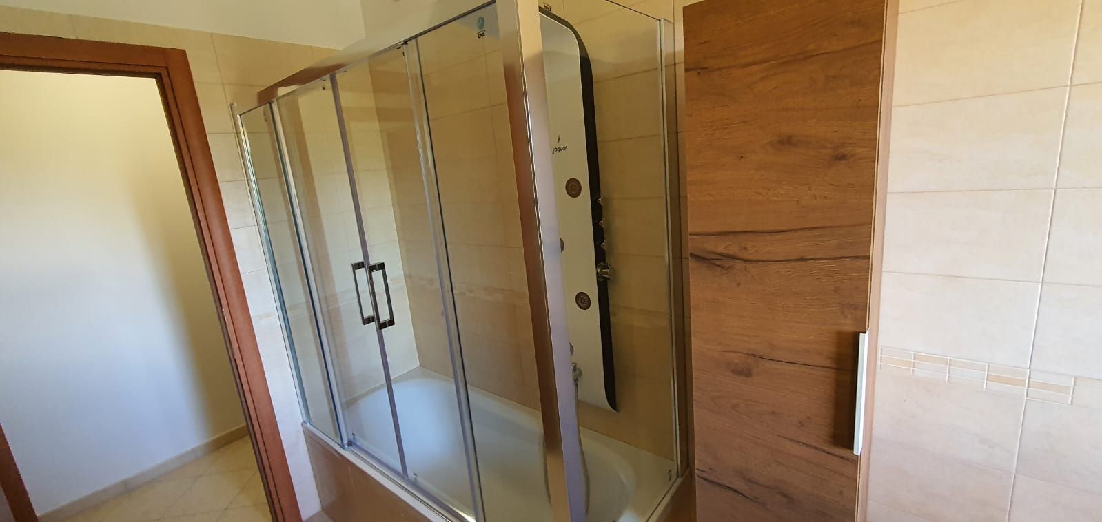 Un bagno con vasca e box doccia.