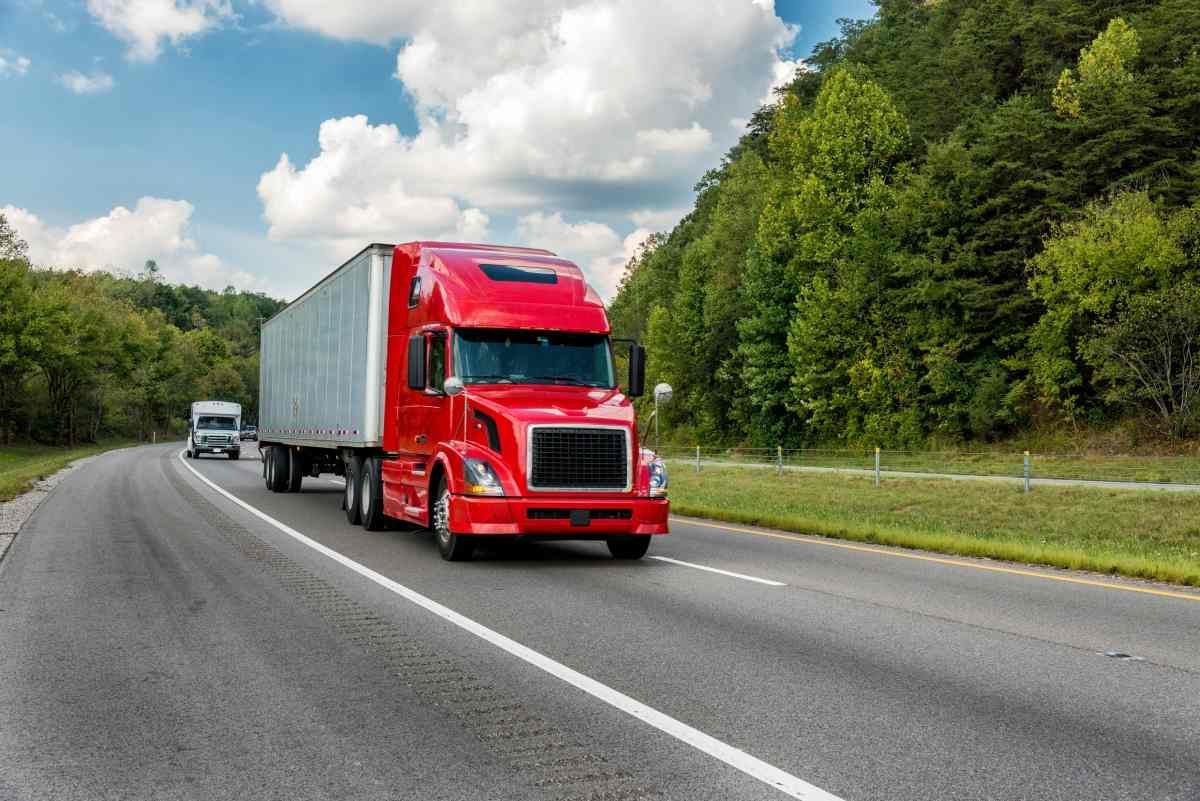 A semitruck shipping freightear Nicholasville, Kentucky (KY)