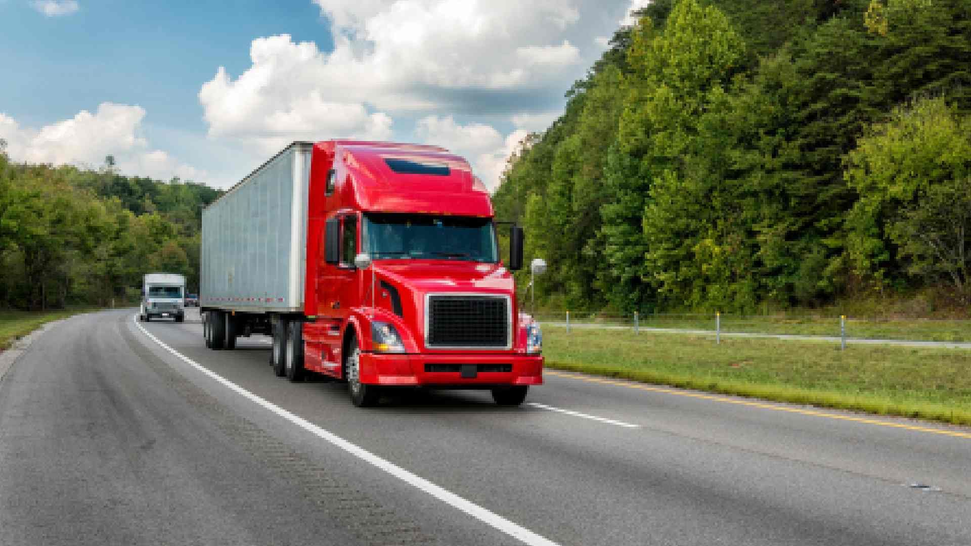 A semitruck shipping freightear Nicholasville, Kentucky (KY)