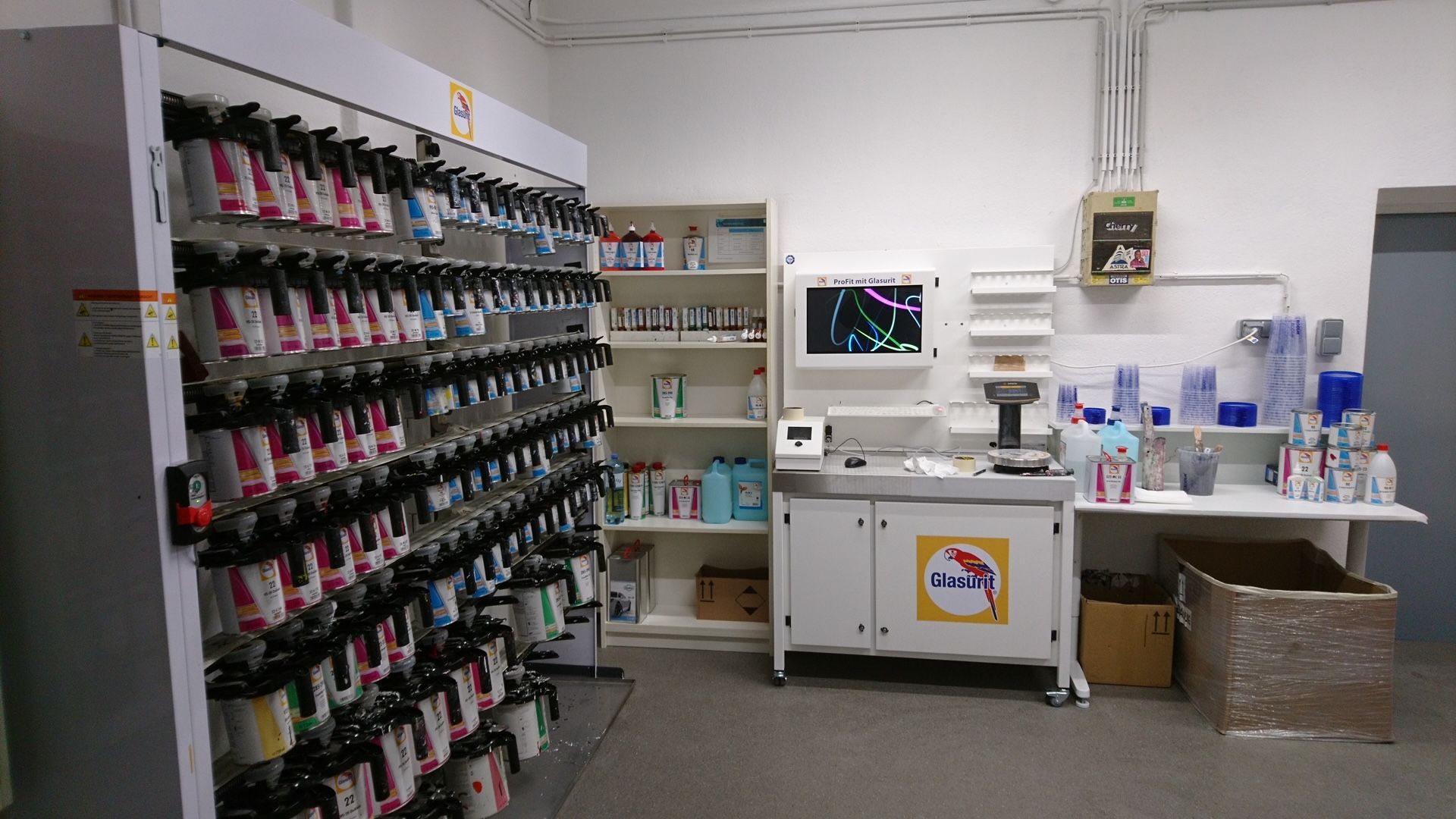 Ein Diagramm eines Schornsteins mit einem daran befestigten roten Kessel