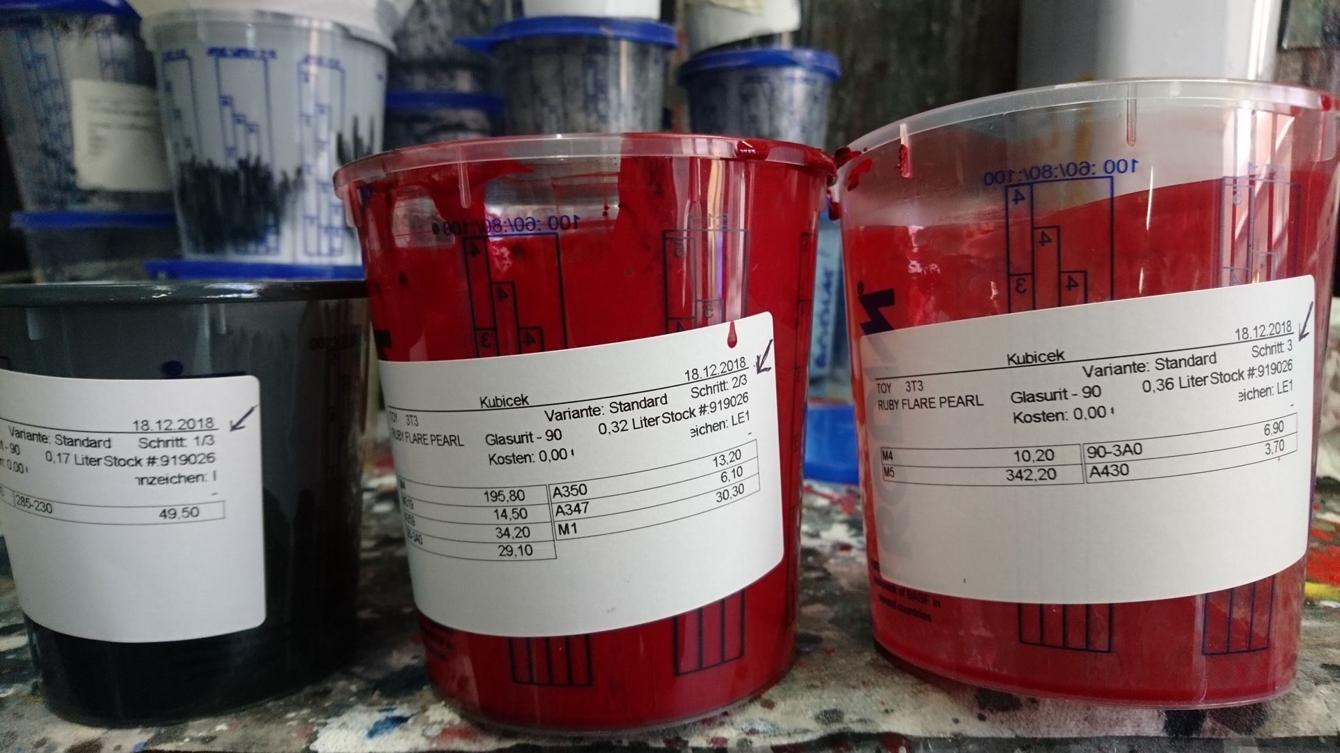 Ein Diagramm eines Schornsteins mit einem daran befestigten roten Kessel