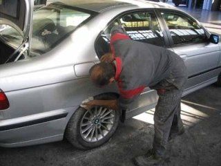 operazione di pulitura auto