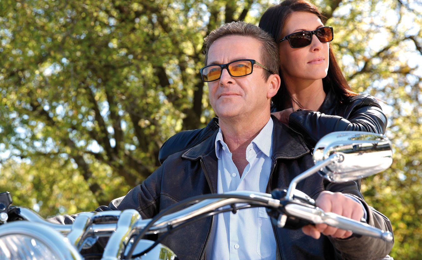 Ein Mann und eine Frau mit Kantenfilterbrillen fahren Motorrad.