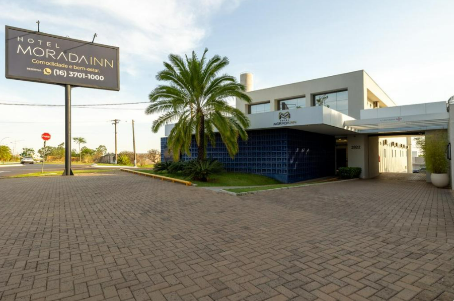 O Hotel Moradain possui um edifício moderno e área de estacionamento.