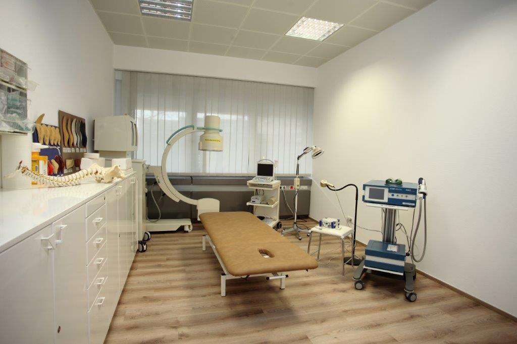 Ein Zimmer mit einem Bett und viel medizinischer Ausrüstung