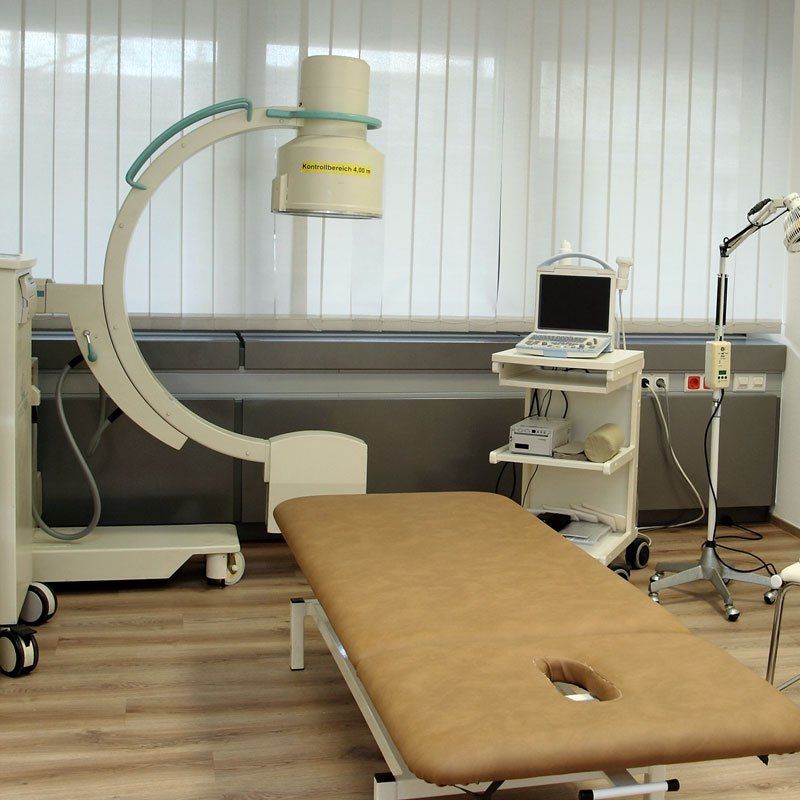 Ein Krankenhauszimmer mit einem Bett und einer Maschine