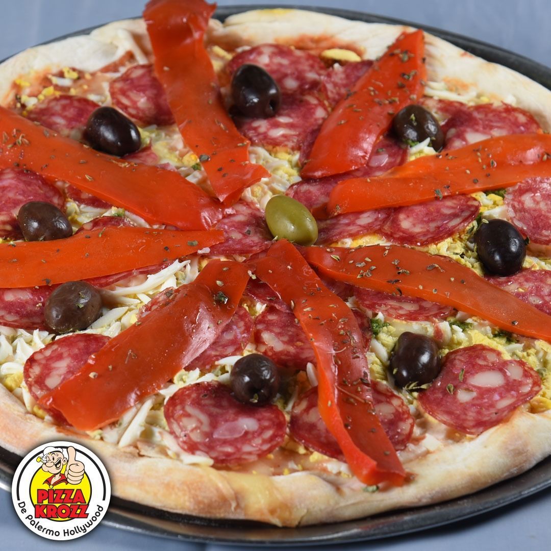 Una pizza redonda cubierta con rodajas de salami