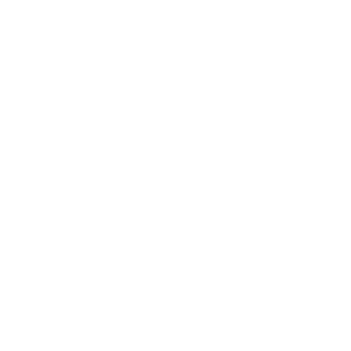 Una mano sostiene una varita mágica luminosa con forma de estrella sobre un fondo oscuro y borroso.