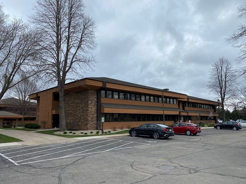 a large building with cars parked in front of it