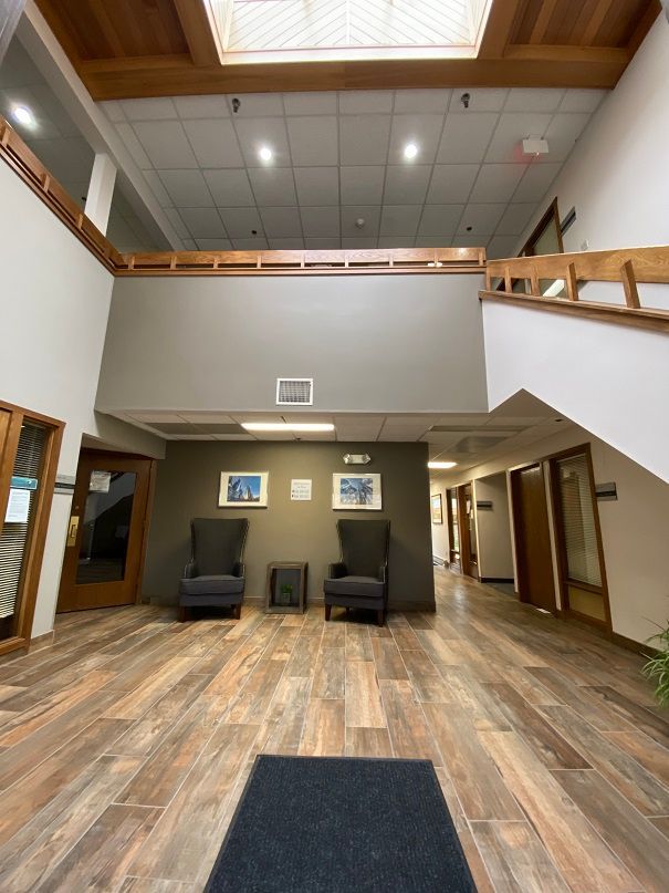 a lobby with two chairs and a sign that says exit