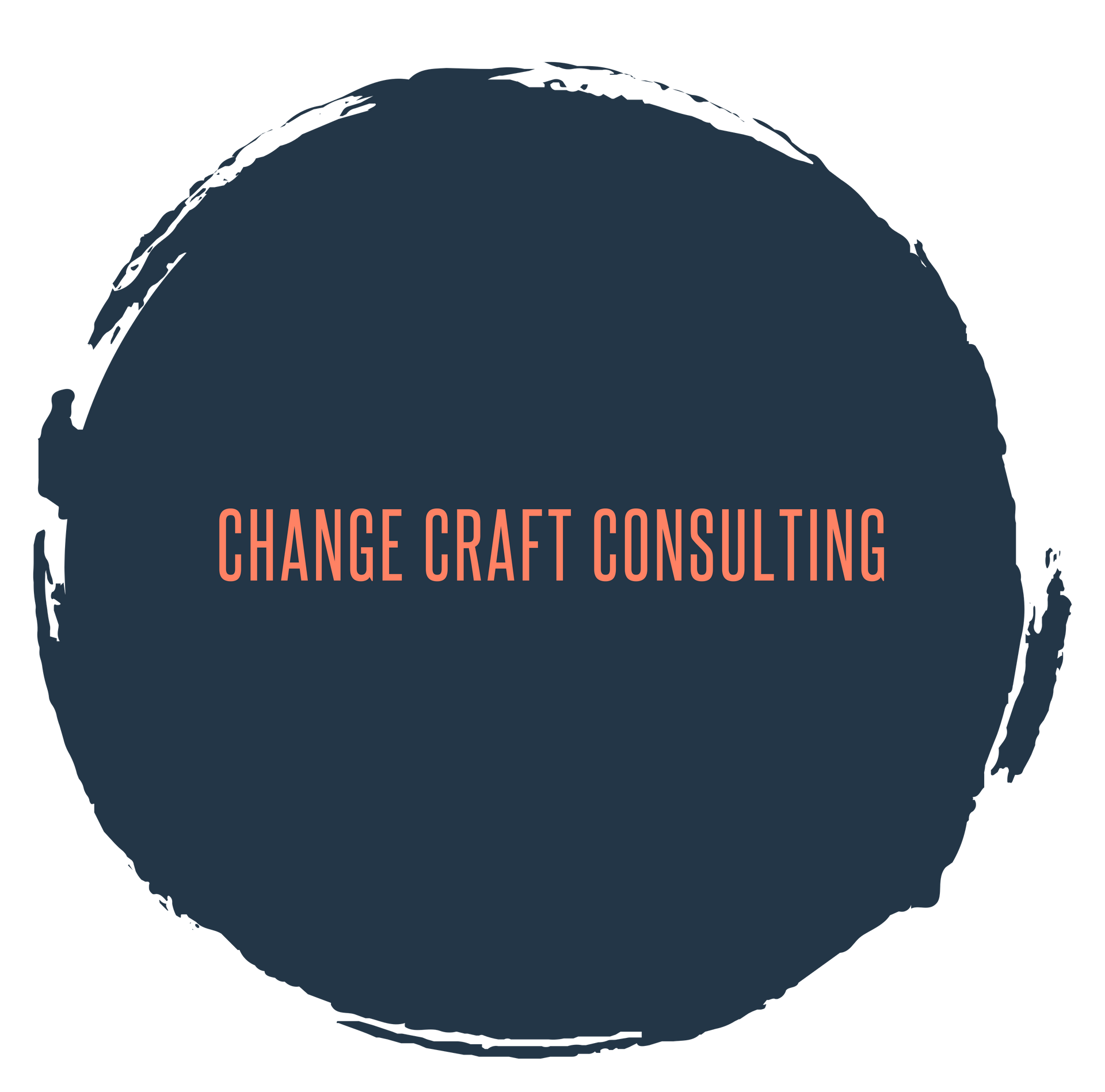 Círculo azul escuro com o texto Change Craft Consulting em salmão.