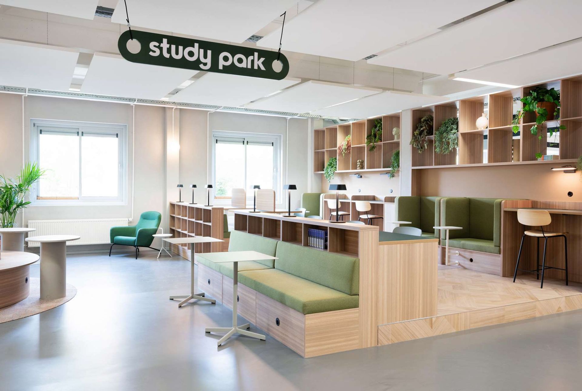 Een grote kamer met een bord waarop staat 'studiepark'.