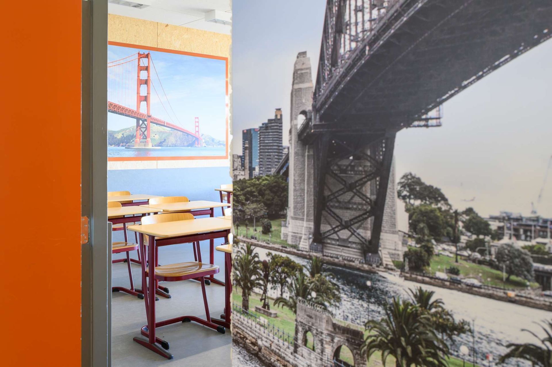 Een klaslokaal met een afbeelding van een brug aan de muur.