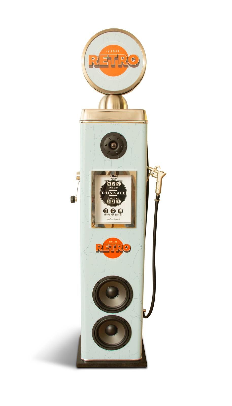 Een vintage-stijl, lichtblauwe luidsprekertoren in de vorm van een benzinepomp.