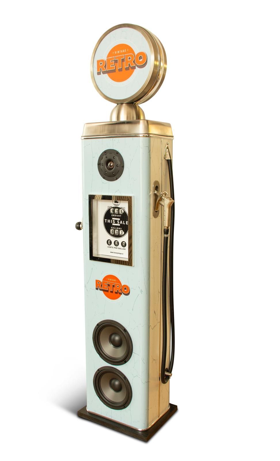 Een vintage-stijl, lichtblauwe luidsprekertoren in de vorm van een benzinepomp.