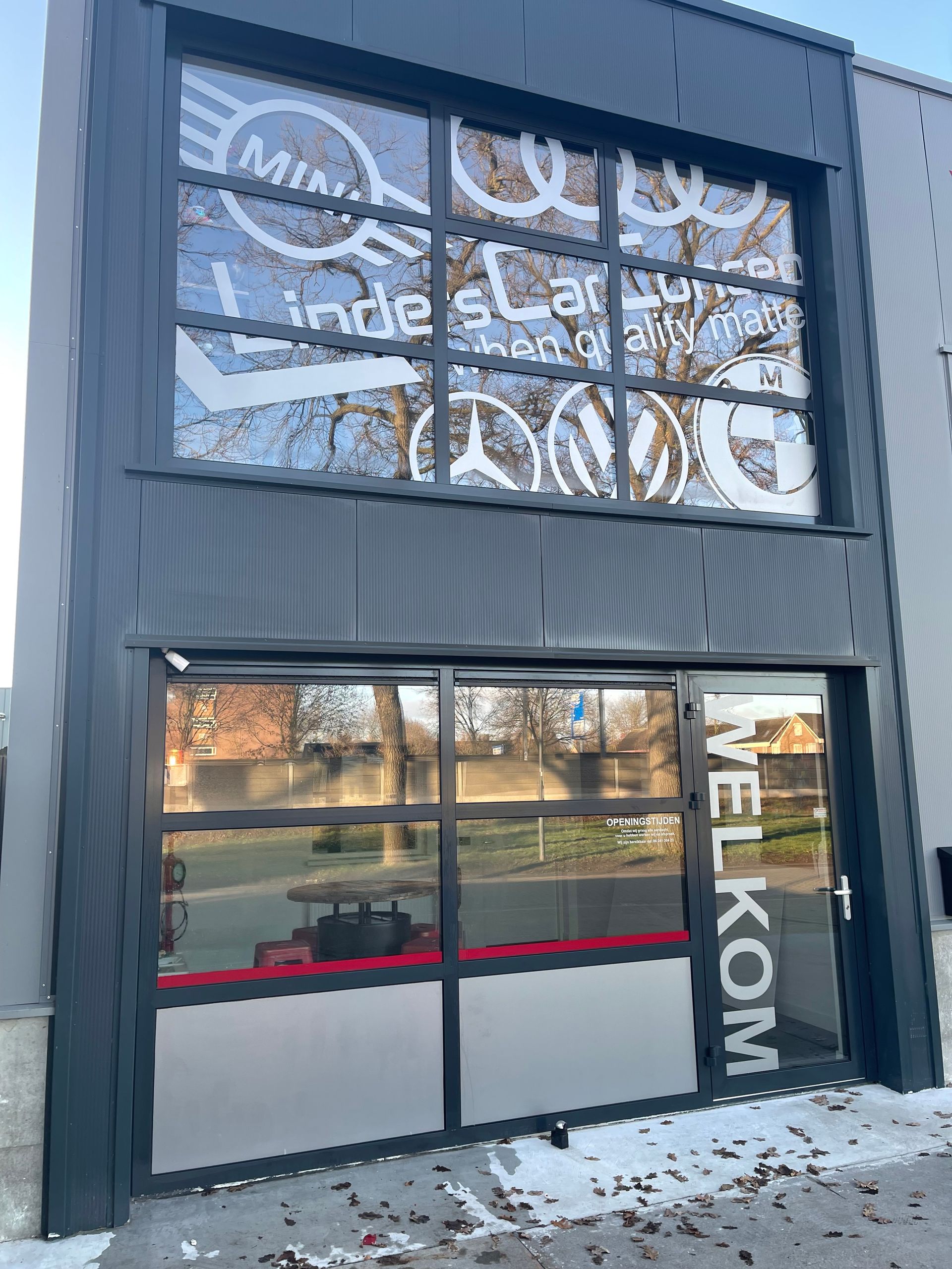 Een gebouw met veel ramen en een deur.