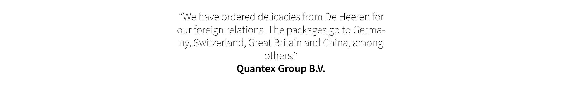 Een close-up van een stuk papier met een paar letters erop.