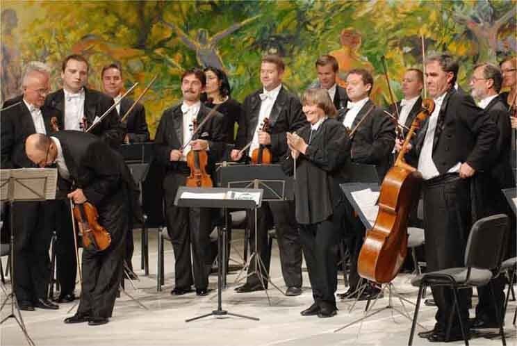 Mariusz Kaldowski frieze to Vivaldi's Four Seasons and Agnieszka Duczmal Amadeus Orchestra