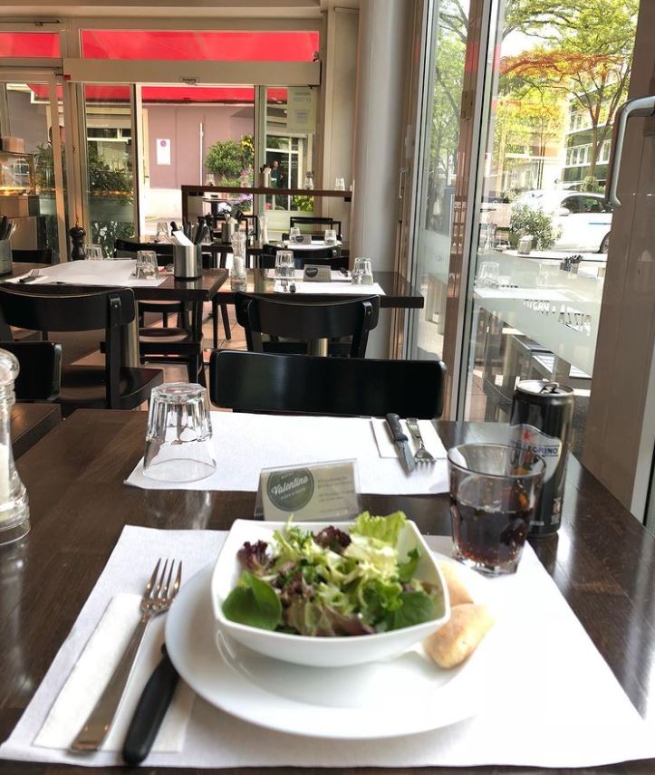 Mit Salat gedeckter Tisch Bistro Valentino