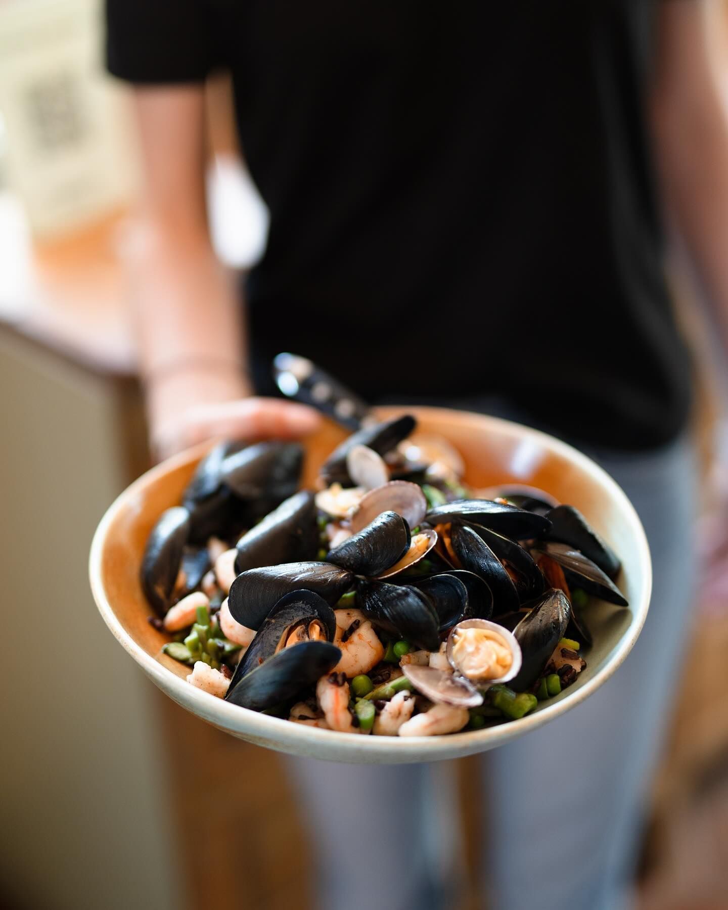 Piatto di melanzane con vino e vaso a forma di testa siciliana.