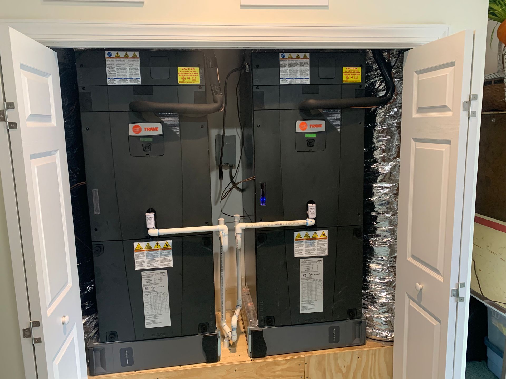 An air conditioner technician thumbs up - Tallahassee, FL - Todd King's Heating and Cooling