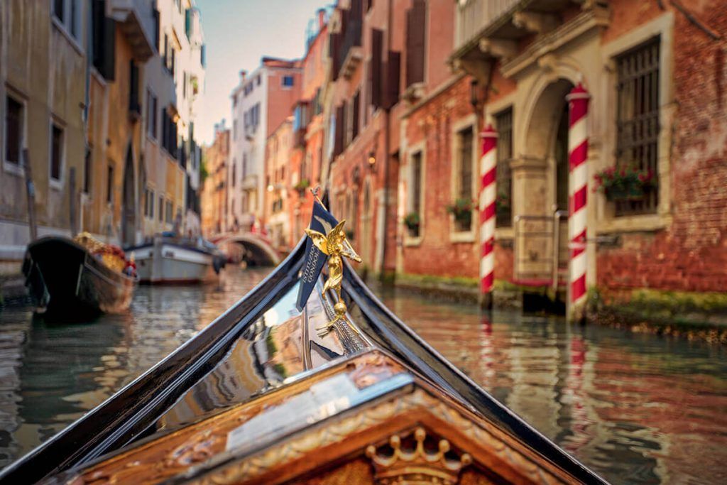 gondola-veneziana-attraversa-un-canale-veneziano-venezia-venice-tours
