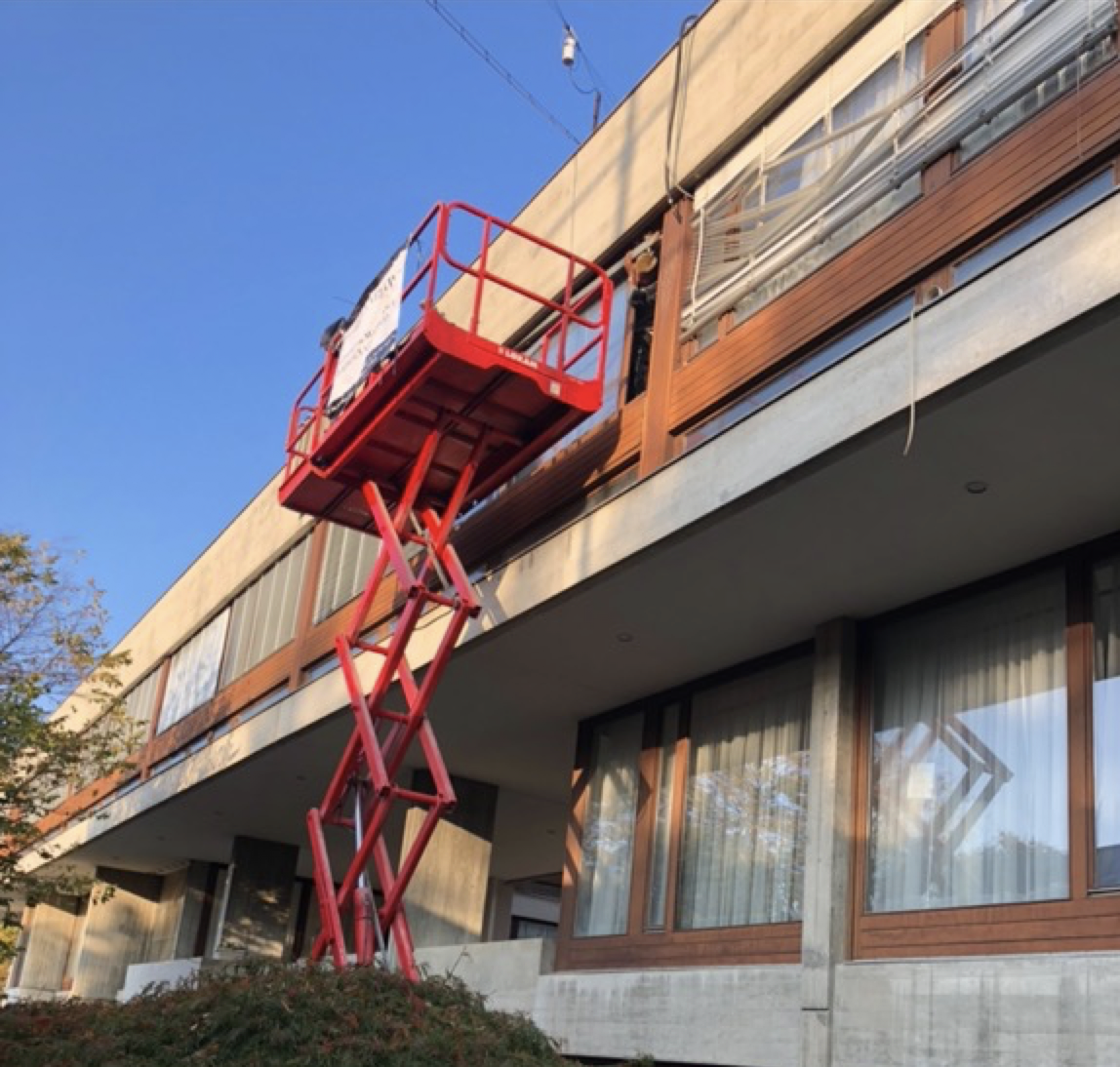 plateforme élévatrice sur façade d'immeuble