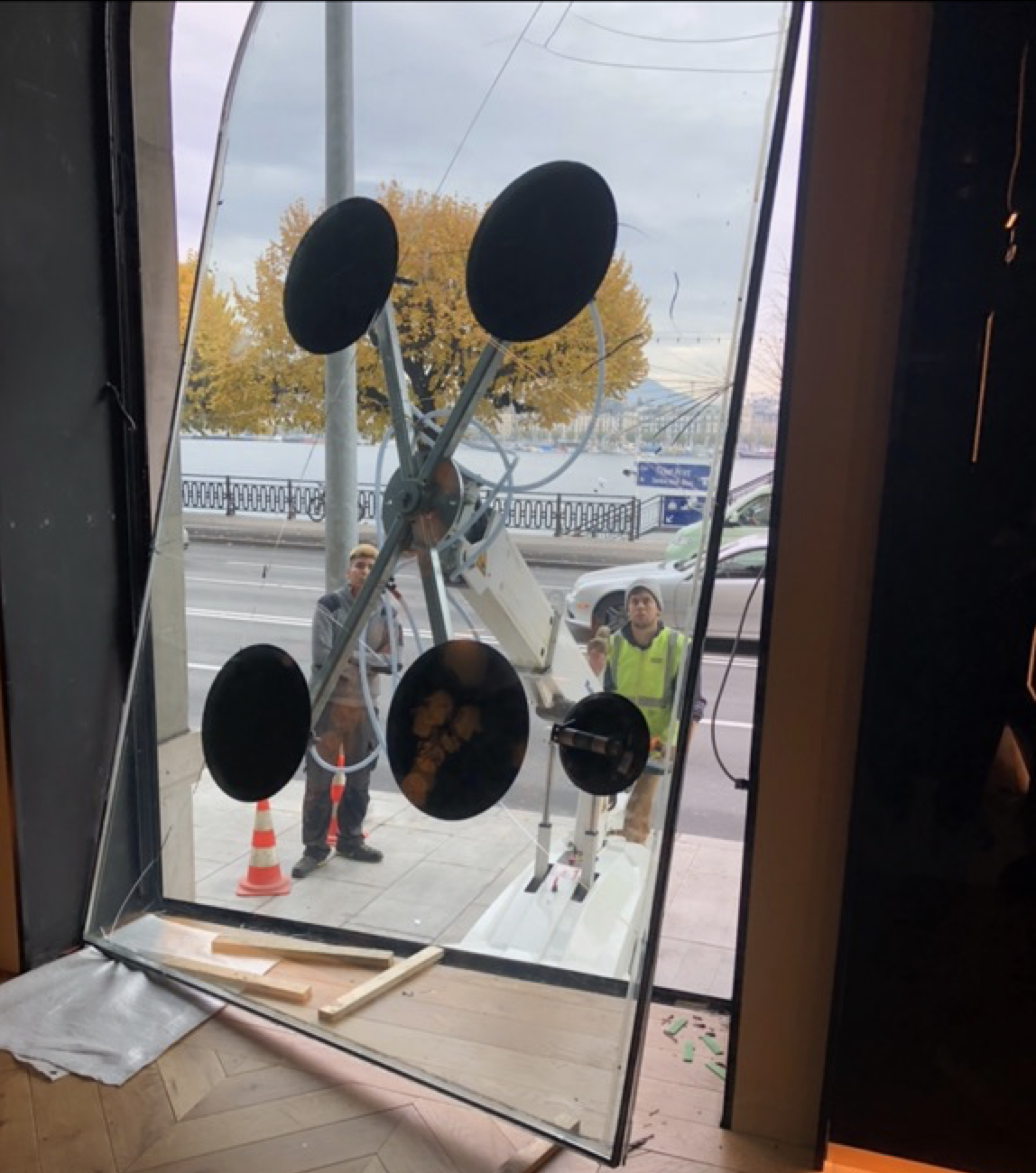 travail sur un vitre en train d'être posée