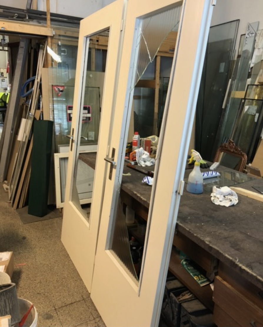 porte en train d'être mise en place