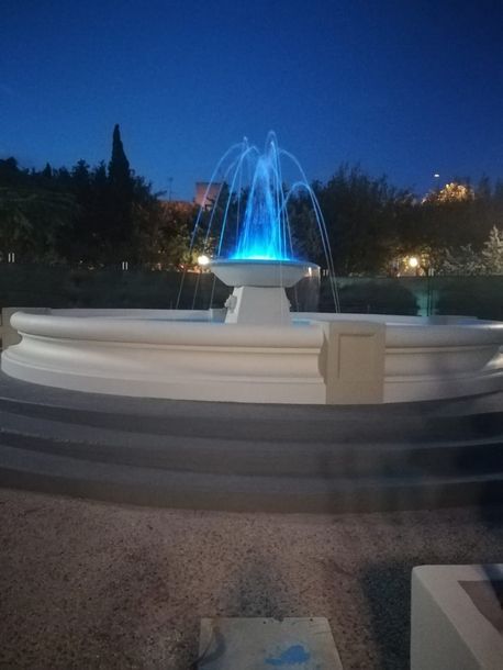 fontana comunale illuminata