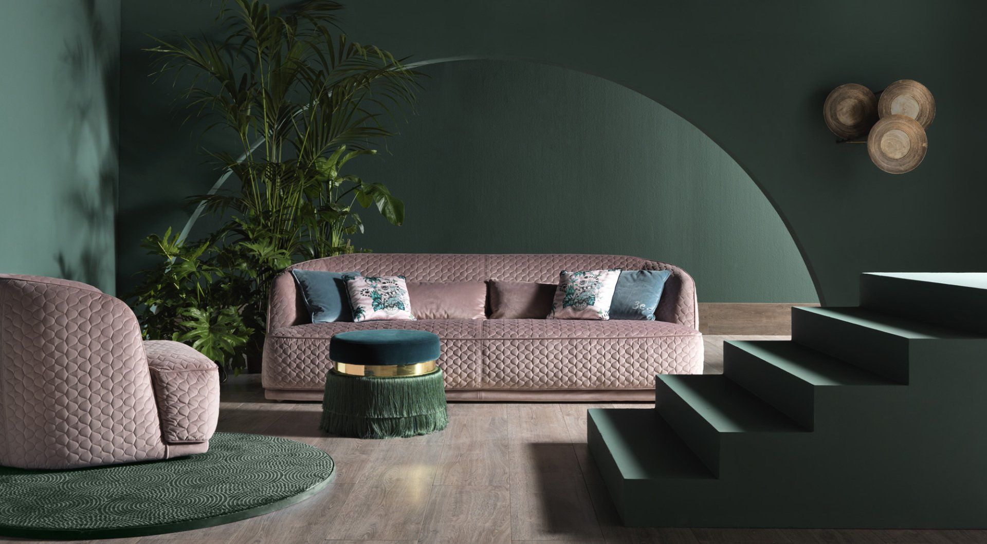 divano a due posti, molto ampio, color marrone chiaro e cuscini