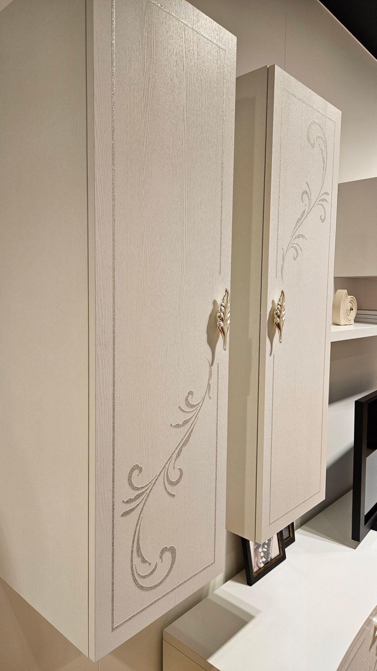 scrivania in legno chiaro e pannello scuro con mensole