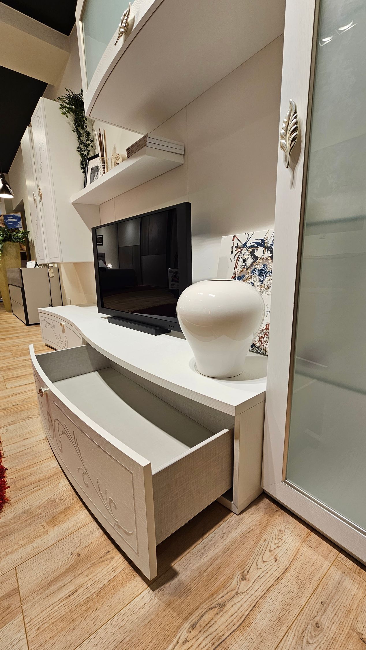 armadio da ufficio in legno con scrivania abbinata