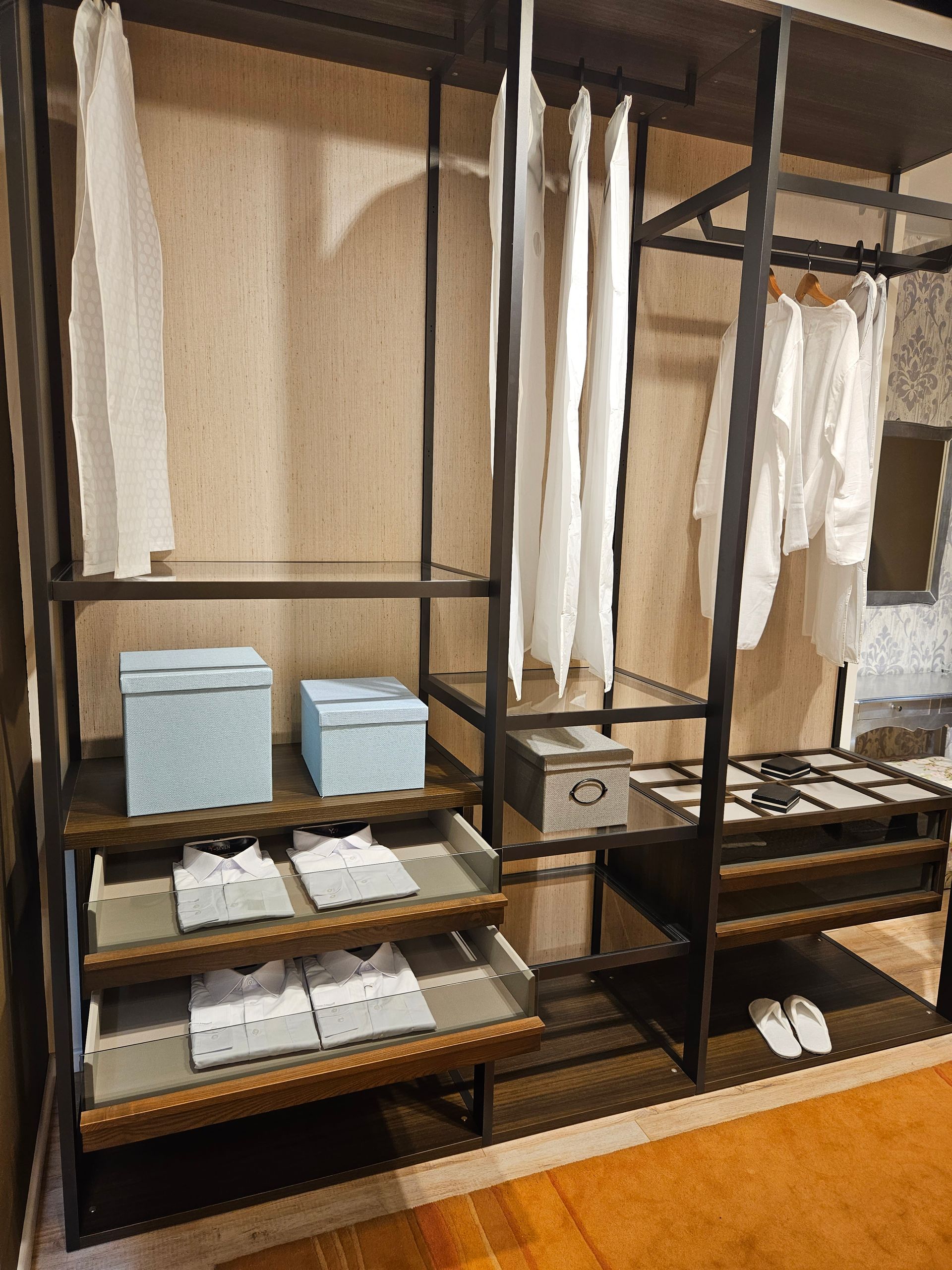 comò in legno scuro, lampada classica e specchio abbinato