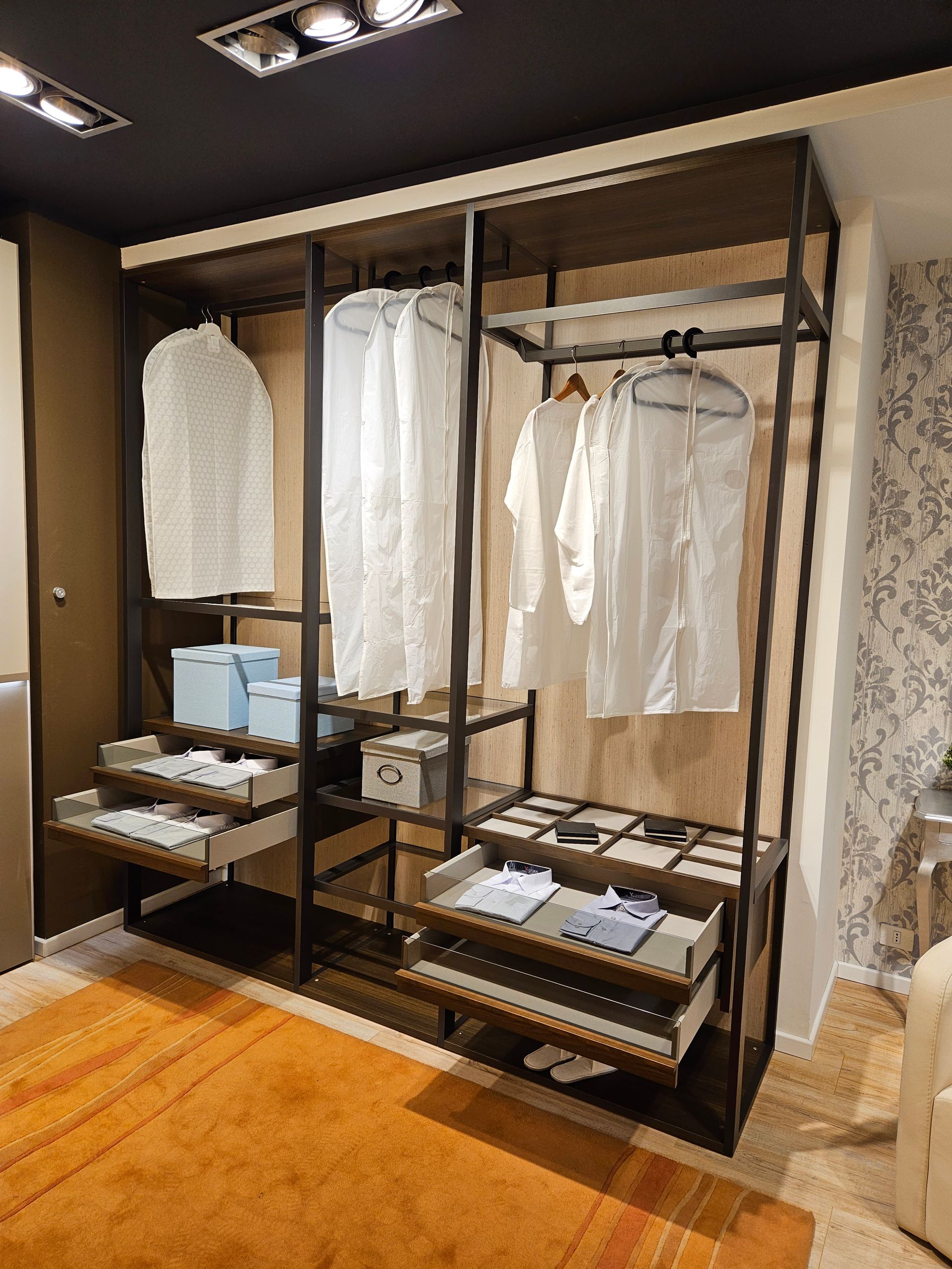 lampada e comò in legno in stile classico