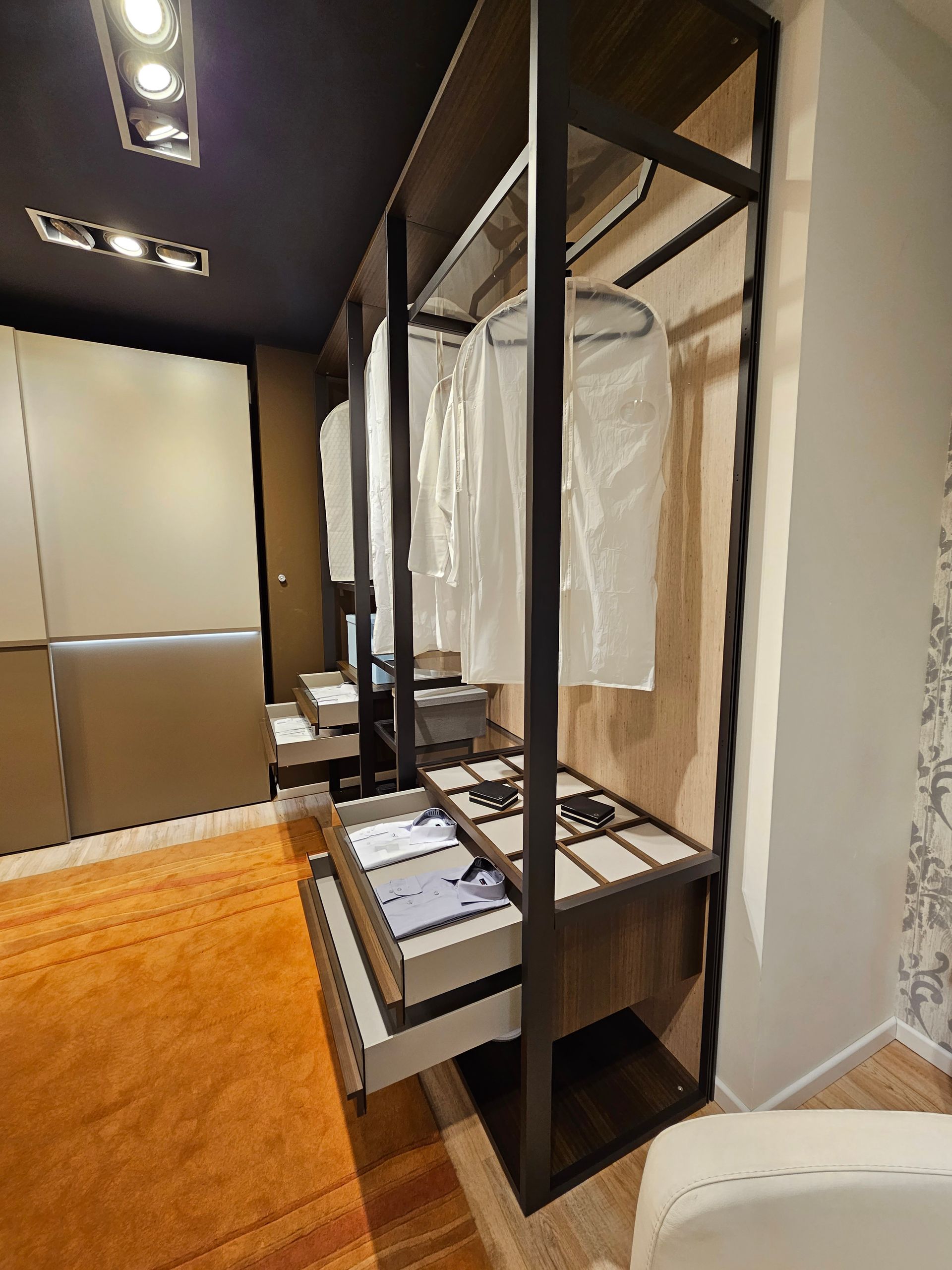 letto matrimoniale in legno scuro con testiera bianca trapuntata