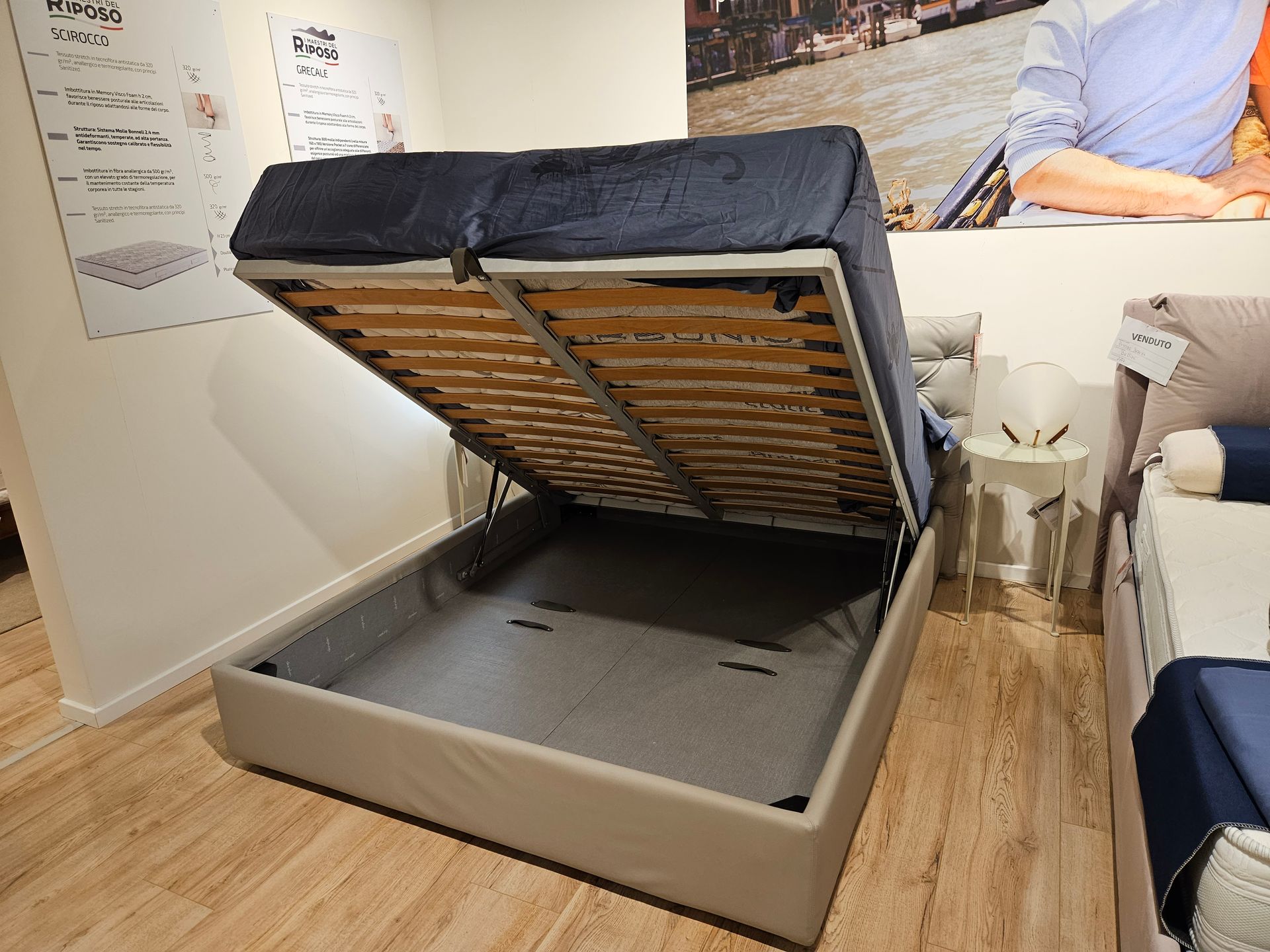 letto grigio, armadio bianco, comodini e mensole in legno