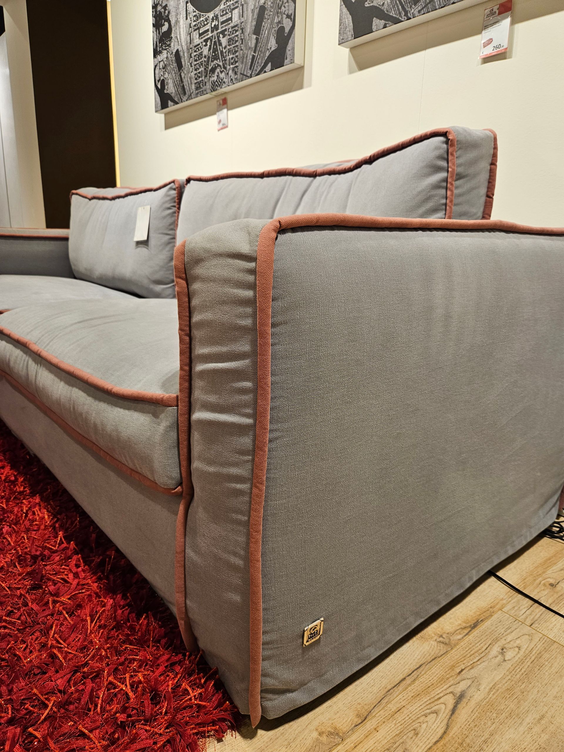 divano beige angolare e reclinabile