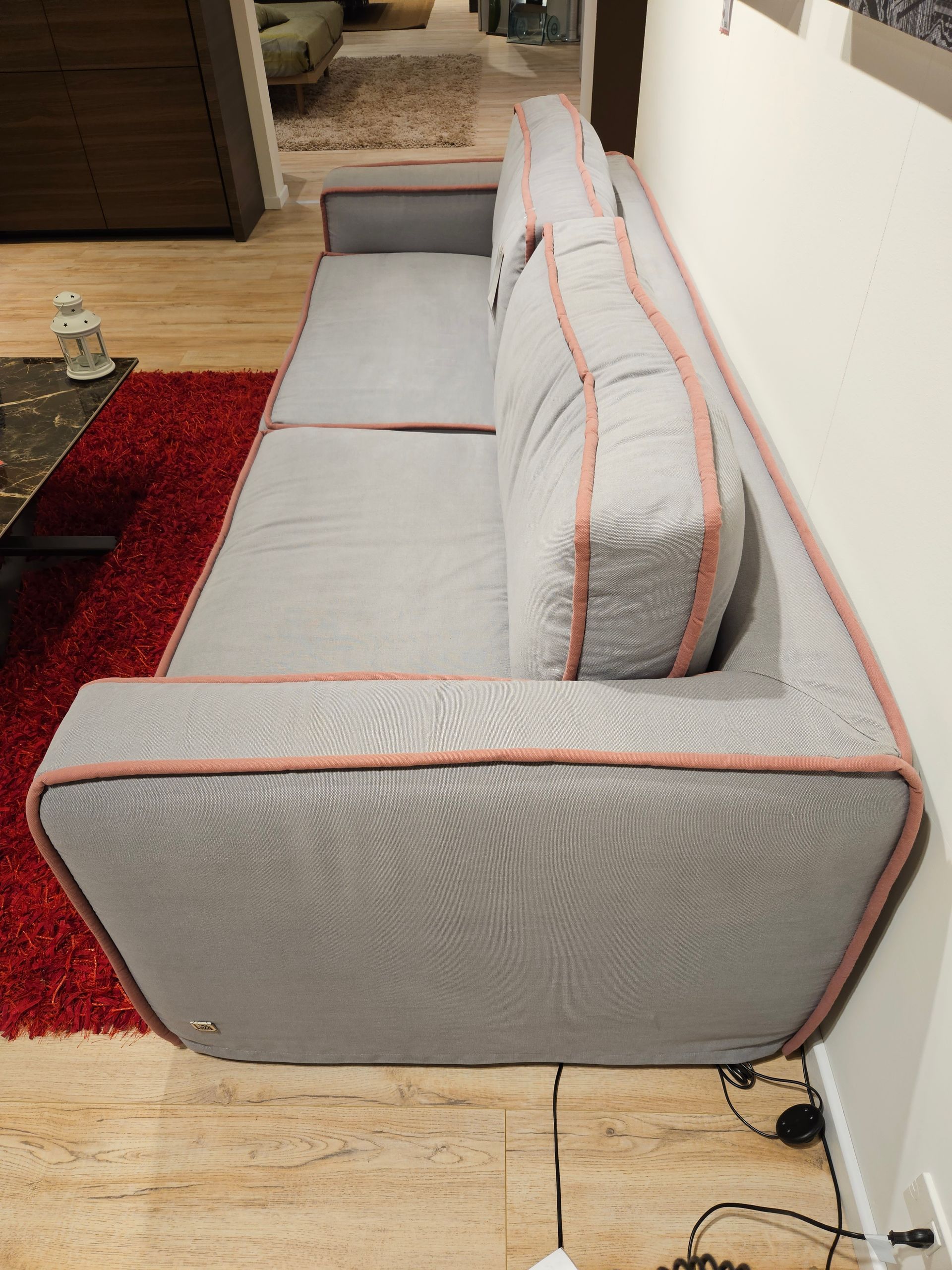 divano beige con chaise longue