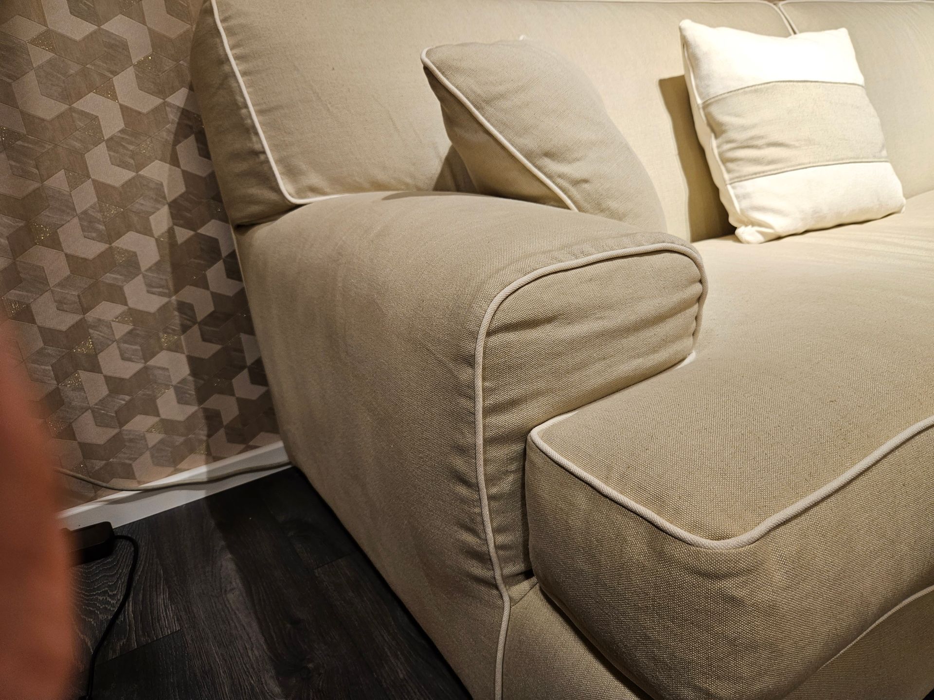 divano beige reclinabile con chaise longue
