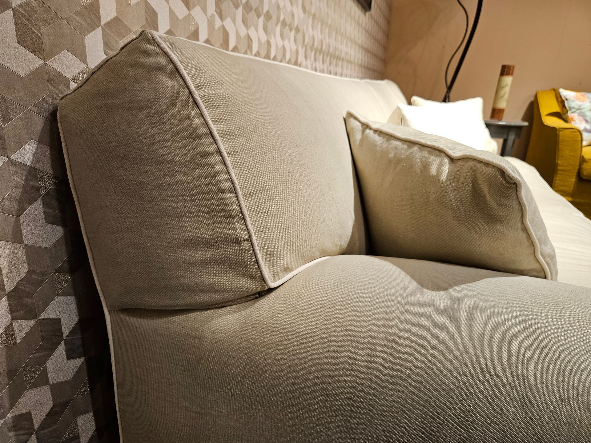 divano beige angolare e reclinabile