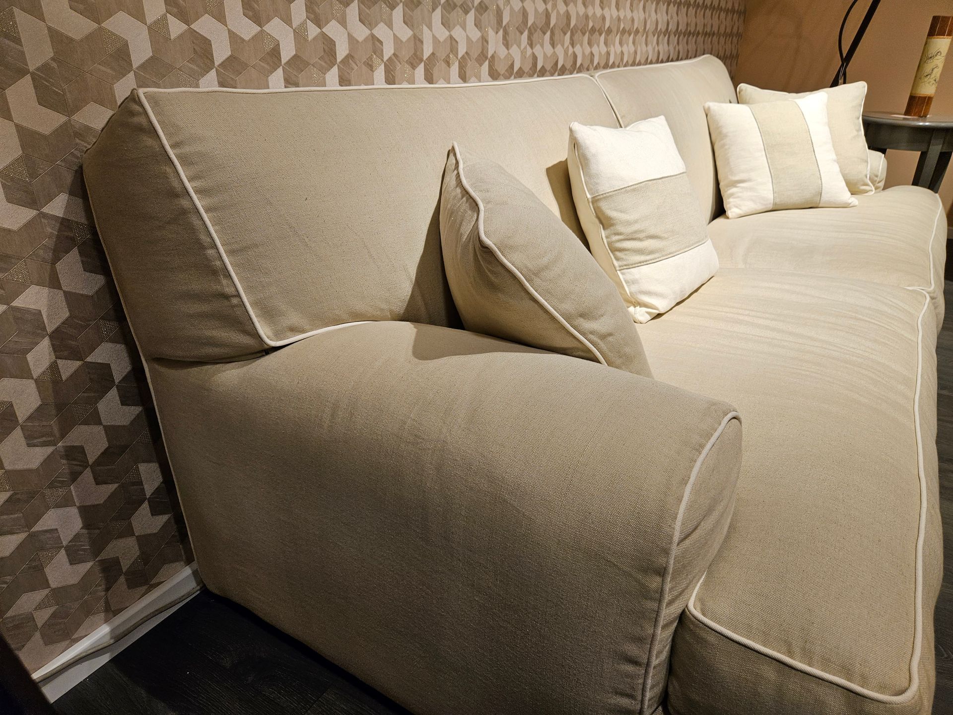 divano beige reclinabile