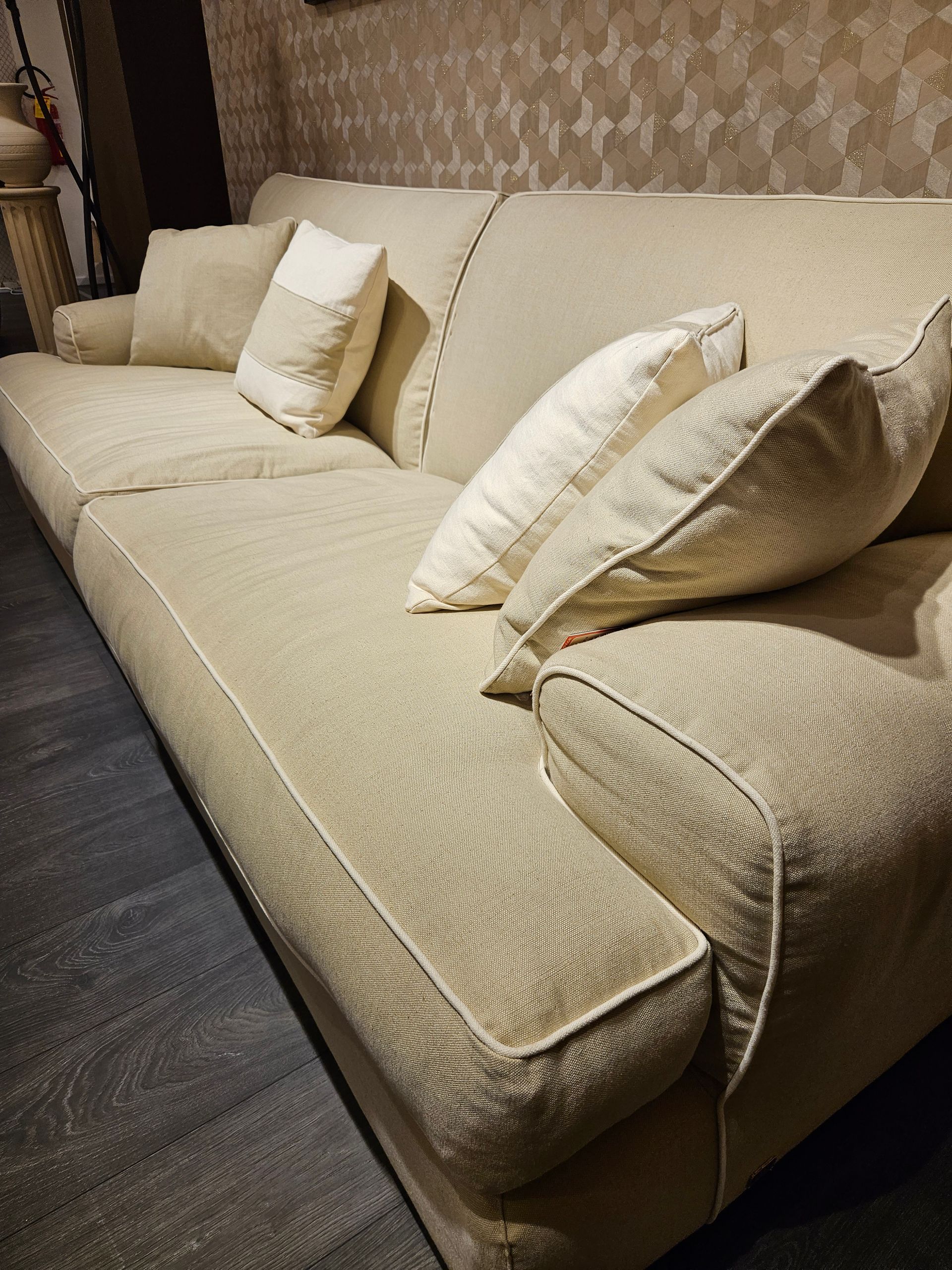 divano beige con chaise longue