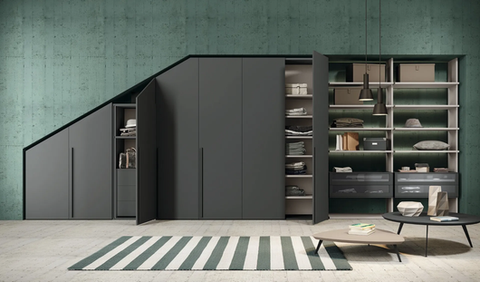 cucina moderna con isola in marmo nero e parquet chiaro