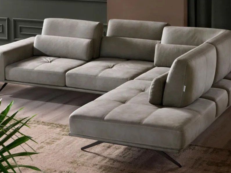 divano angolare color grigio con piedini