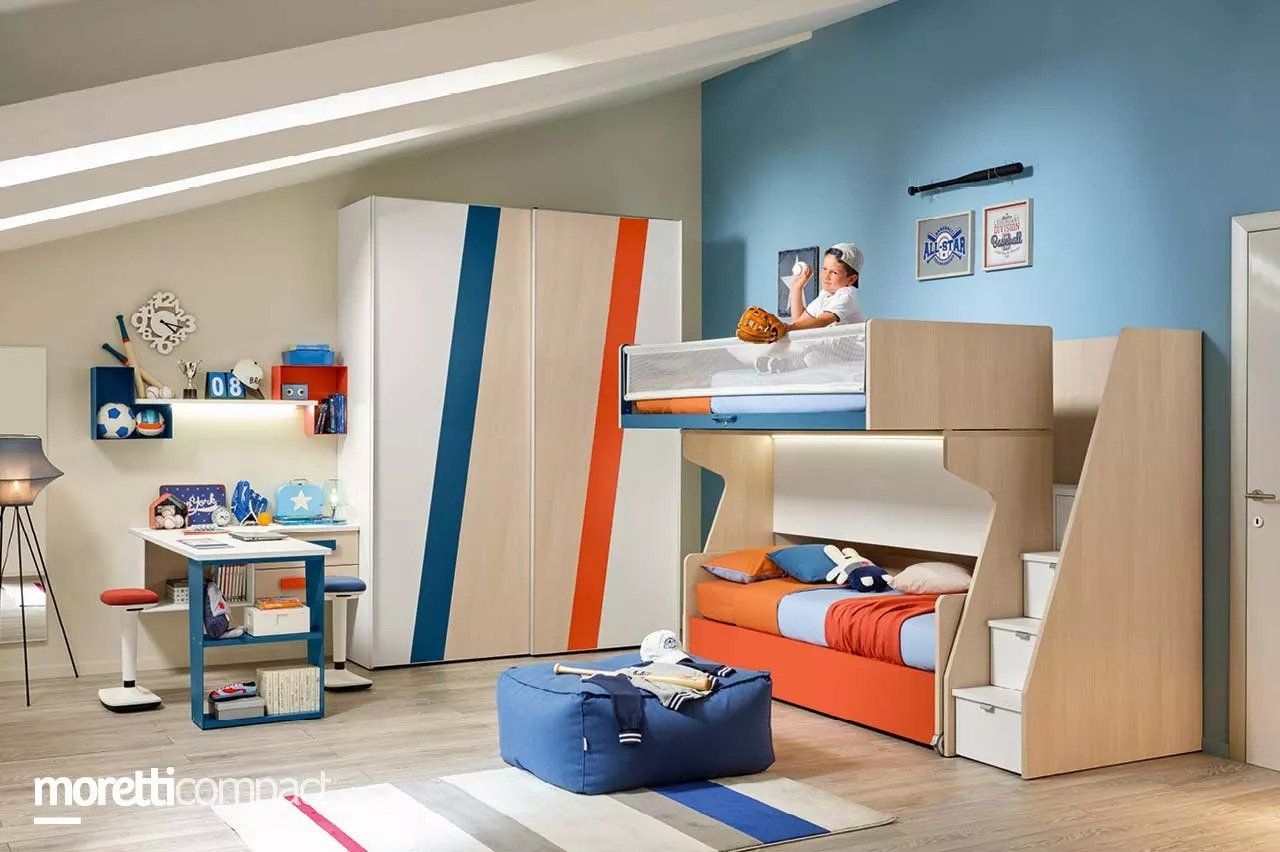 arredo cameretta con doppio letto e scrivania dai toni colorati su blu e arancione
