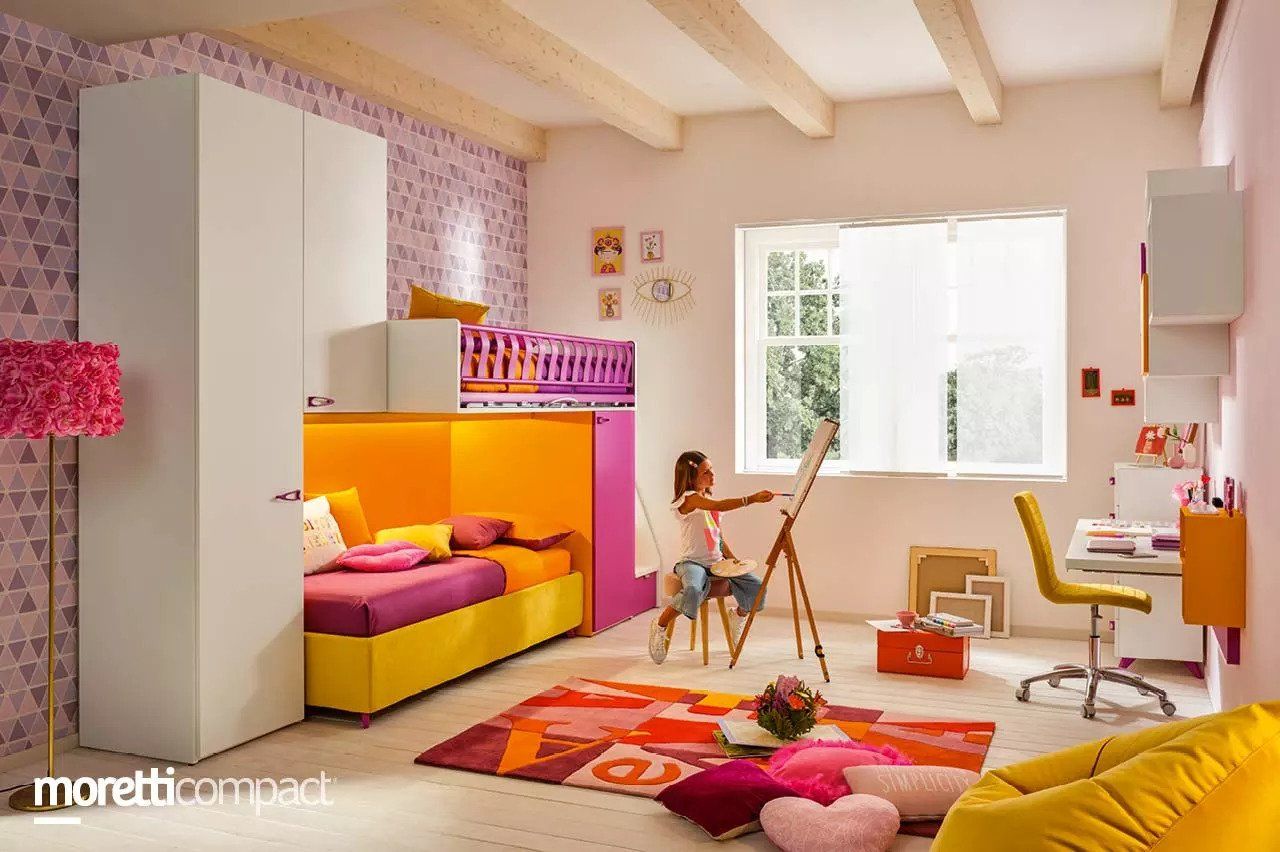 arredo cameretta per bambina dai toni vivaci sull'arancio e il viola