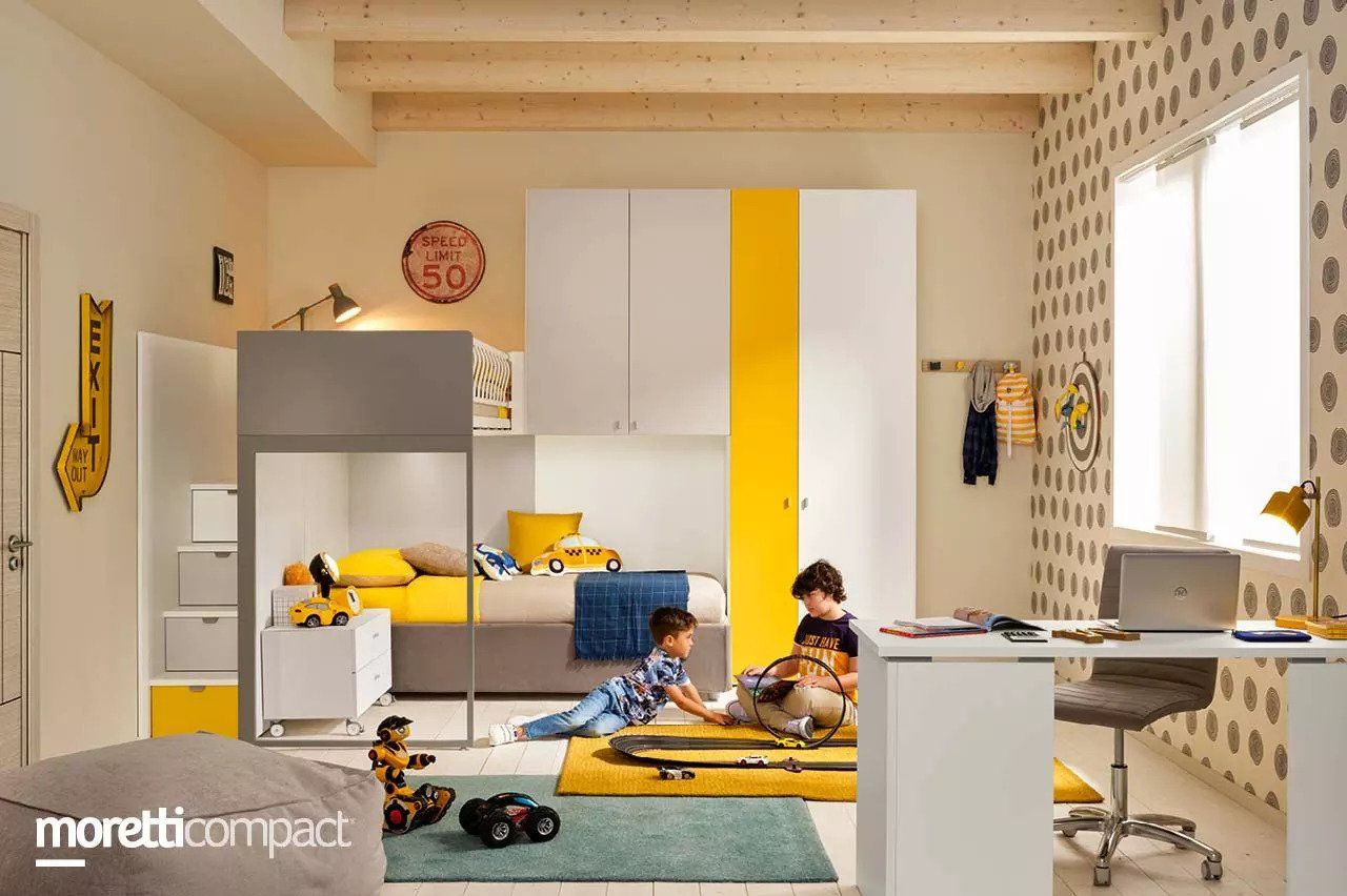 bambino che gioca nella sua cameretta gialla