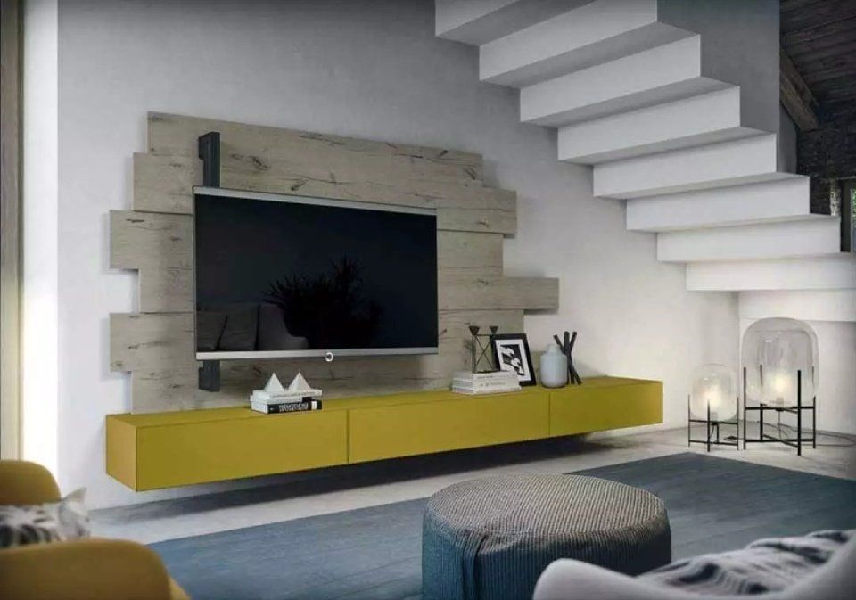 parete attrezzata con pensili color ocra, tv e travi di legno chiaro