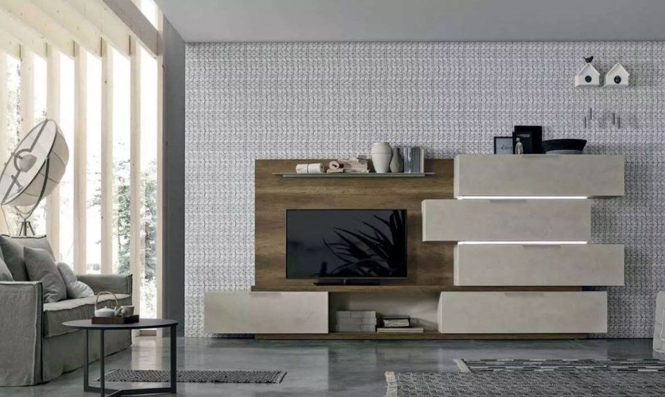 parete attrezzata con pensili color crema, tv e pannello in legno